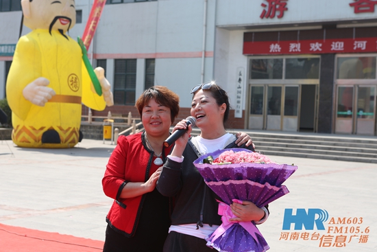 長(zhǎng)壽山景區(qū)董事長(zhǎng)、總經(jīng)理孫春花與主持人周迪