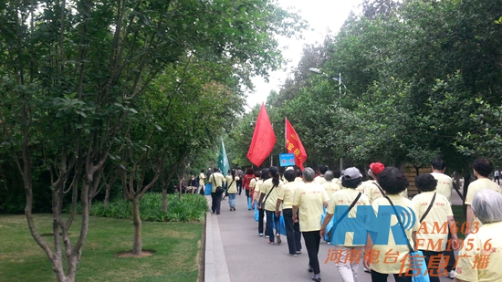 萬(wàn)名老人健步走 萬(wàn)名老人健步走