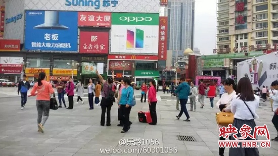 他們從四面八方匯集到二七塔下，由行走路人一下變成了一支舞蹈隊(duì)，跳起了節(jié)奏歡快、時(shí)尚動(dòng)感的舞蹈。