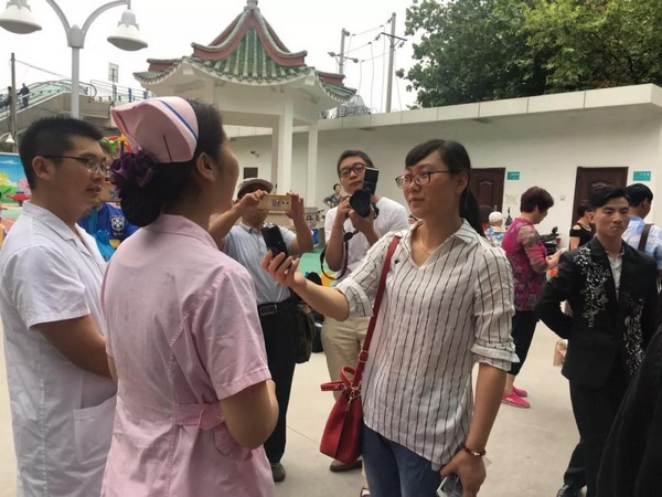 記者朱秀萍采訪兒童康復醫(yī)學科主任趙鵬舉 記者朱秀萍采訪兒童康復醫(yī)學科主任趙鵬舉