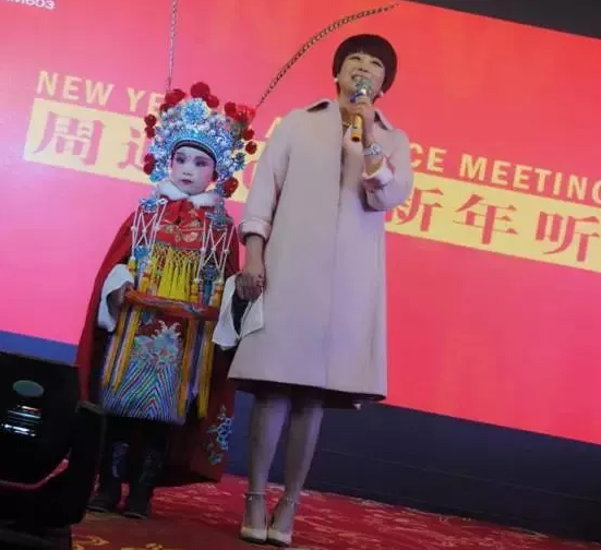 盛裝亮相的小戲迷，周迪的節(jié)目影響了一代又一代人