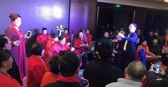 現(xiàn)場的樂隊(duì)老師也是咱的戲迷朋友，為了周迪的見面會(huì)今天累也開心