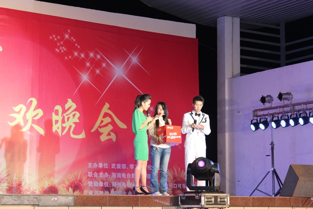 教育廣播女主播葉子現(xiàn)身晚會，全場沸騰