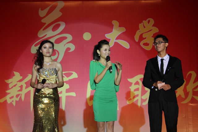 教育廣播女主播葉子現(xiàn)身晚會，與學(xué)生同臺主持