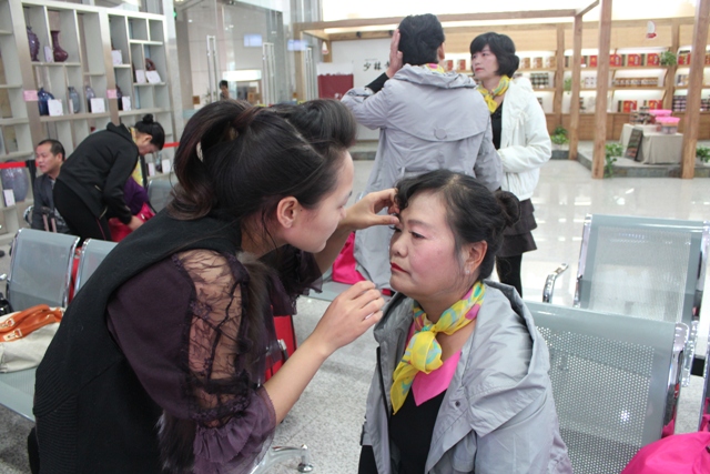 活動(dòng)開(kāi)始前，教育廣播女主播幫參與活動(dòng)演出的老人化妝