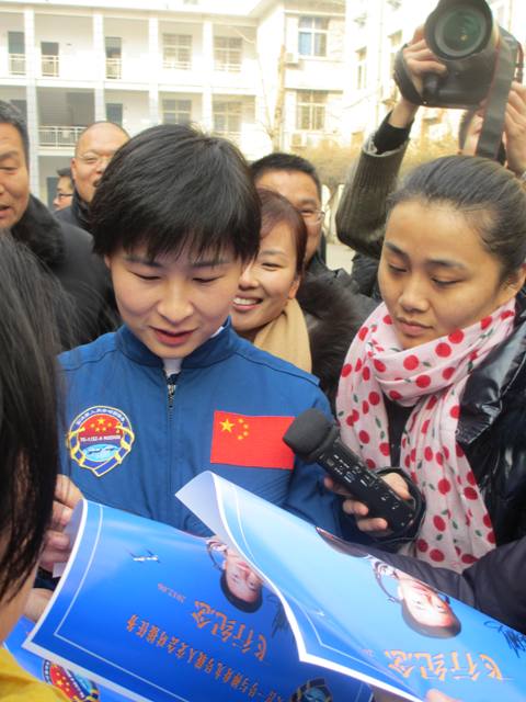 教育廣播記者明燕對(duì)劉洋進(jìn)行現(xiàn)場(chǎng)采訪 教育廣播記者明燕對(duì)劉洋進(jìn)行現(xiàn)場(chǎng)采訪