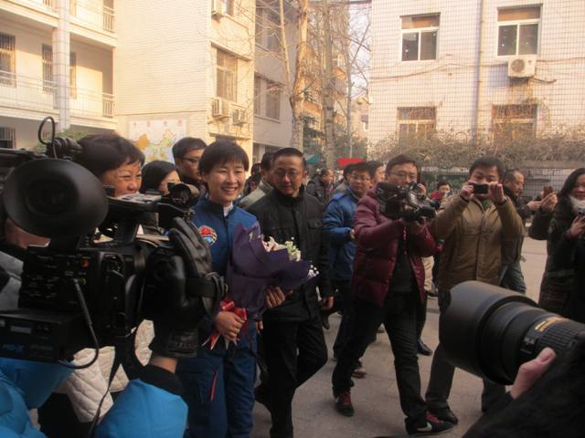 劉洋走進(jìn)母?!嵵萑? style= 劉洋走進(jìn)母校——鄭州三中