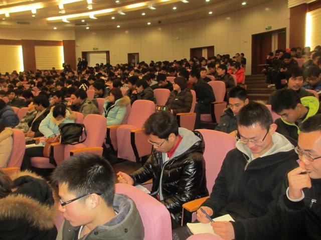 同學(xué)們專注聽(tīng)報(bào)告并認(rèn)真做好記錄 同學(xué)們專注聽(tīng)報(bào)告并認(rèn)真做好記錄