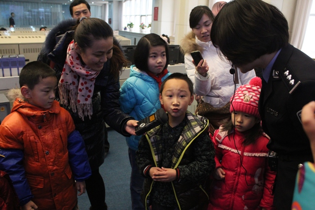 教育廣播記者明燕采訪(fǎng)小聽(tīng)眾 教育廣播記者明燕采訪(fǎng)小聽(tīng)眾