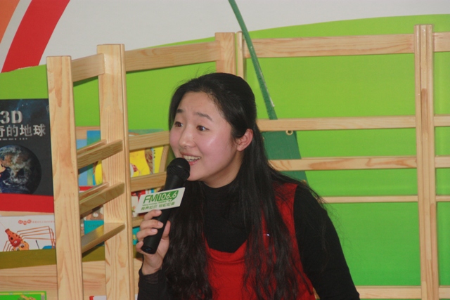 女主播“卷卷貓”親臨現(xiàn)場，繪聲繪色為孩子們講故事