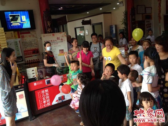 活動(dòng)開始前，1066城市之聲的主持人跟孩子們進(jìn)行現(xiàn)場互動(dòng)。