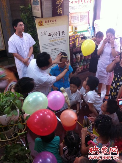 活動(dòng)開始了，濟(jì)華中醫(yī)館的保健按摩專家李老師為大家講解如何有效預(yù)防青少年近視。