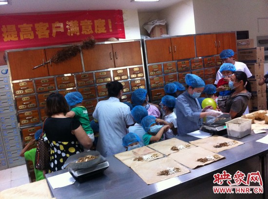 　　接下來，要進(jìn)入到有中醫(yī)“博物館”之稱的中藥房去探秘啦！藥房那些小抽屜里面裝的是什么？孩子們很好奇