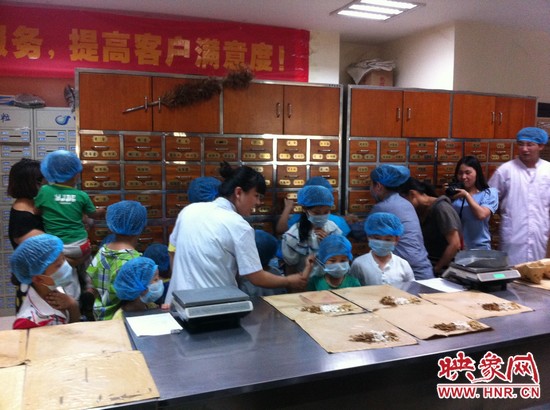 咦，藥房里的叔叔阿姨他們從小抽屜里拿出的藥又是什么？這些中藥放在一起有什么功效呢？