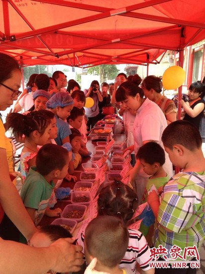 為了不影響中藥房里藥劑師正常工作，我們把孩子們在認(rèn)中藥和裝香囊的兩個(gè)環(huán)節(jié)搬到了室外