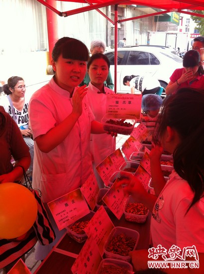 這是什么一，那又是什么？小腦袋不停的在思索，而小手和小鼻子也沒閑著，時(shí)不時(shí)地摸一摸、聞一聞！