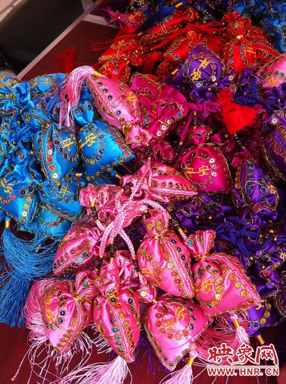 孩子們的好奇心得以大大的滿足，接下來就要裝香囊啦，你看，五顏六色的香囊多漂亮！