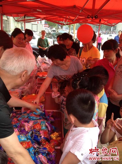 中醫(yī)館裝備了防蚊蟲、預(yù)防手足口等四個(gè)藥方，并把這些藥磨成粗粉，每個(gè)孩子把不同藥方粉裝如香囊?guī)Щ丶? complete=