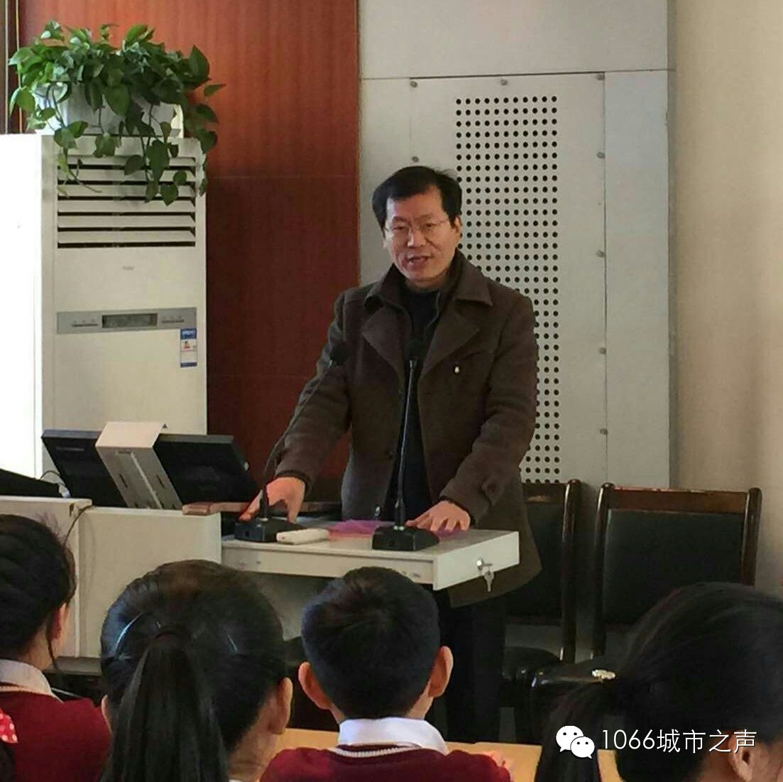 雙方領(lǐng)導(dǎo)講話，同學(xué)們聽得都好認(rèn)真??！