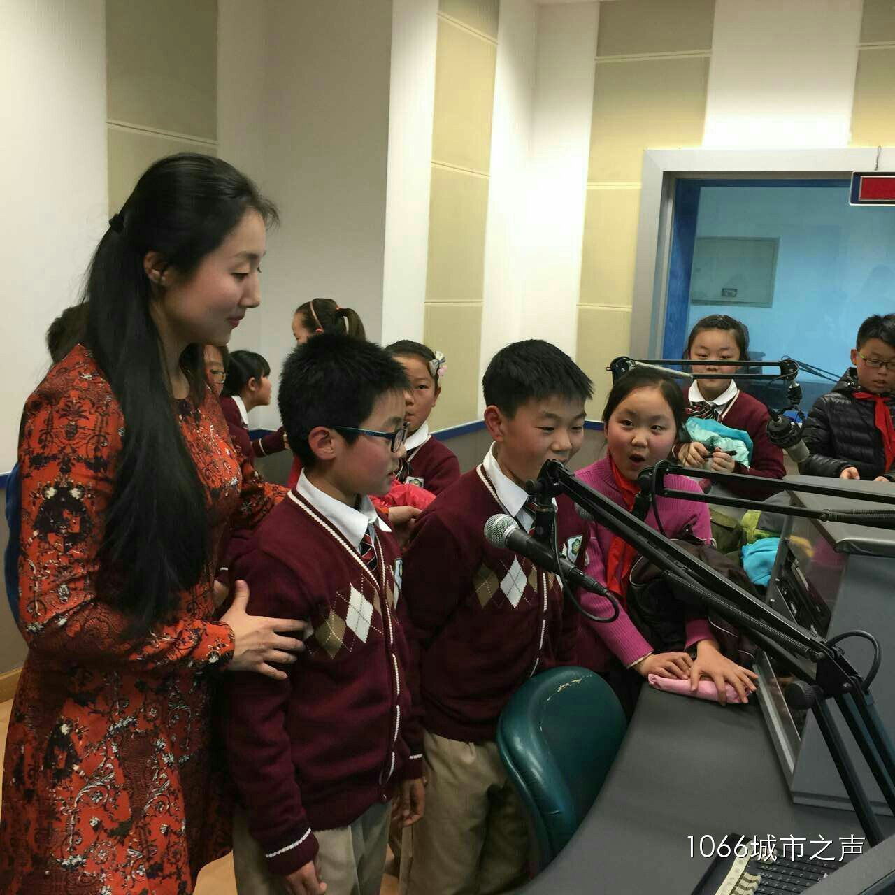 “好激動(dòng)，好激動(dòng)”！天天上學(xué)、放學(xué)都從廣播大廈經(jīng)過，今天終于進(jìn)來(lái)了！