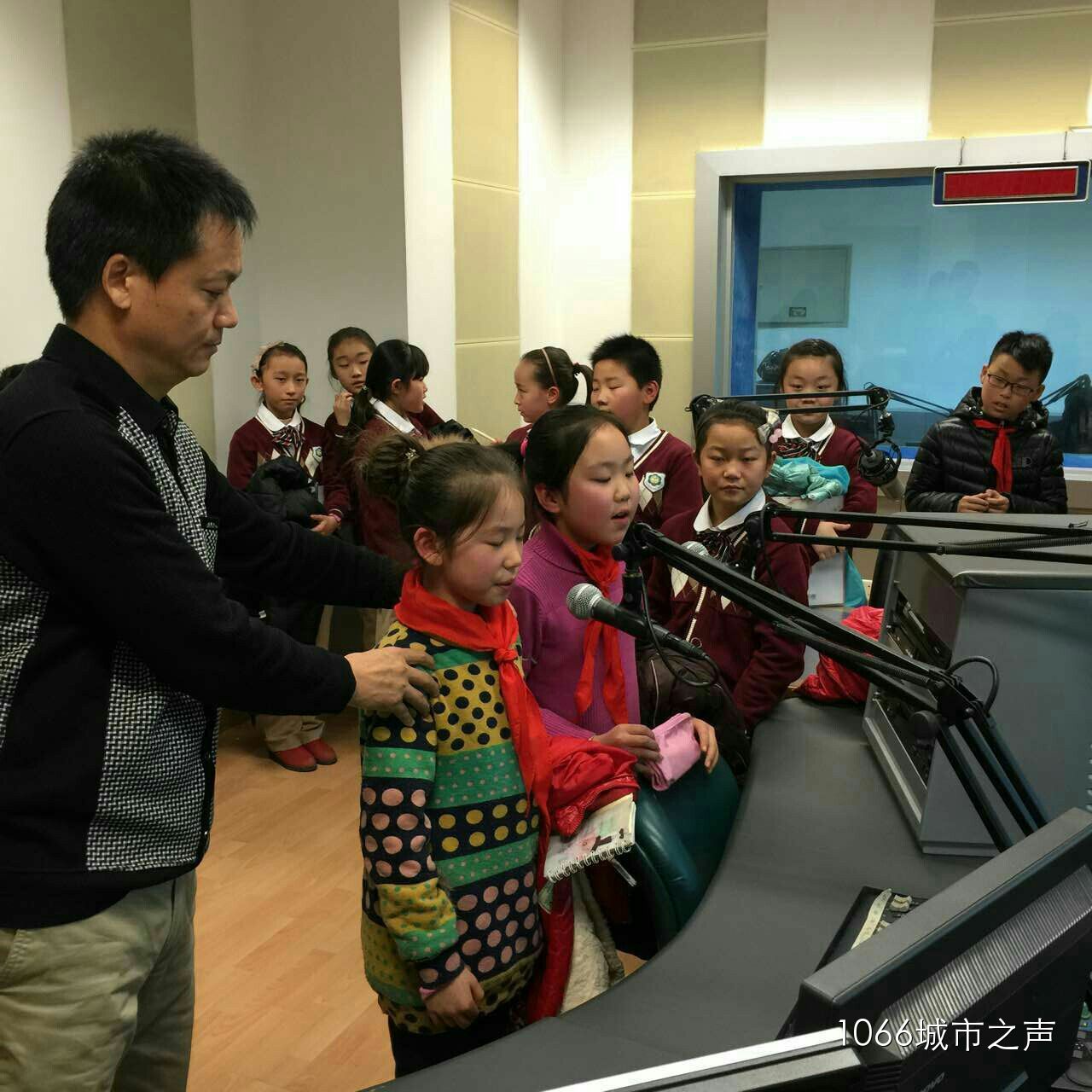 現(xiàn)場(chǎng)接受播音指導(dǎo)，有模有樣耶！