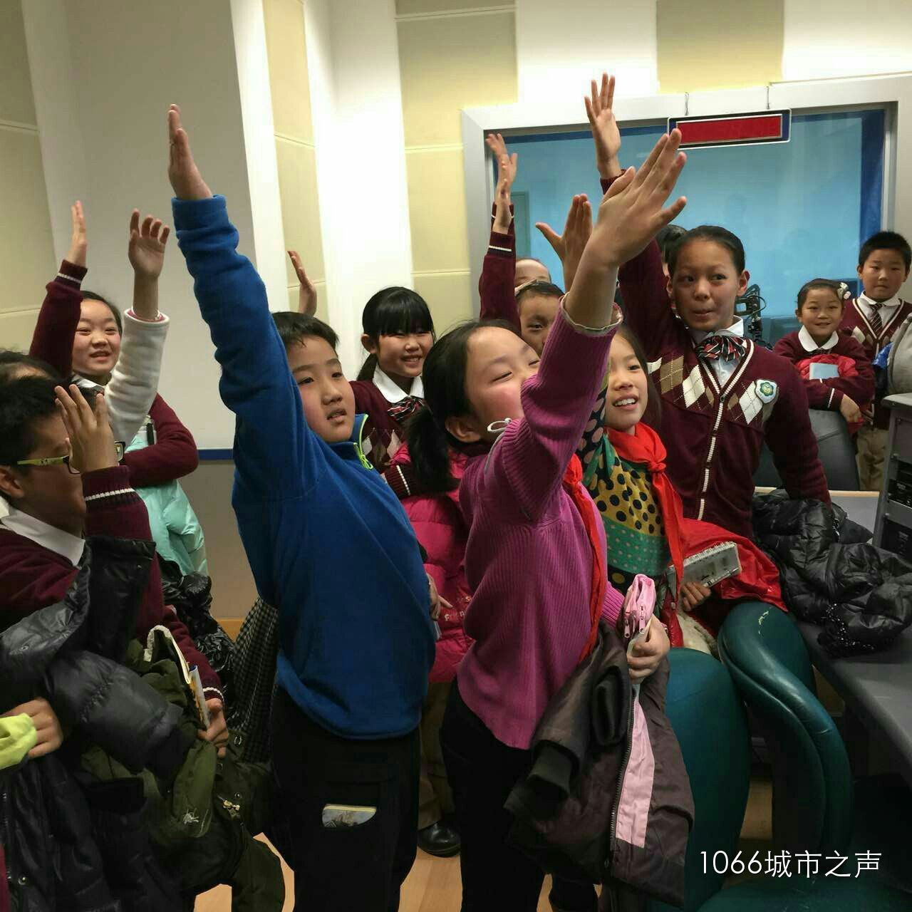 第一次體驗(yàn)話筒前的感覺，同學(xué)們爭(zhēng)先恐后！