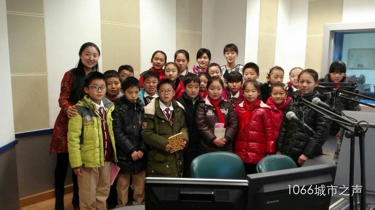 跟電臺(tái)的主持人和老師們的大合影！真是難忘的一天啊！