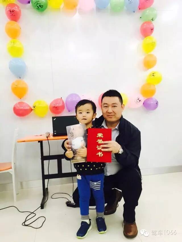 我是小小銀行家，來跟行長(zhǎng)合個(gè)影哦