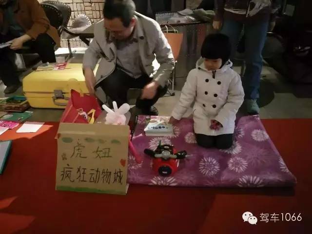 這位小老板的攤位擺的有模有樣的，不過旁邊這位酷爸怎么這么眼熟？