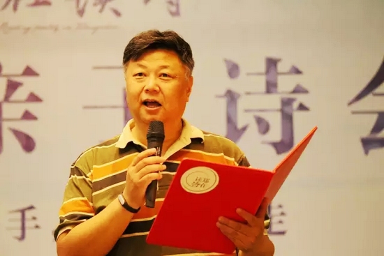 第一個節(jié)目便是重磅，大象融媒·欣欣象融網(wǎng)絡(luò)科技公司董事長魏峰帶來沈浩波的作品《在夏天時想起秋天》