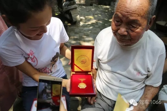 老兵聽不到我們在說什么，今年98了。