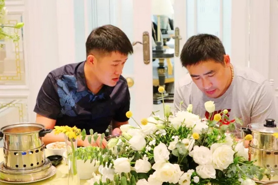 這種熱烈的氣氛，一直延續(xù)到飯桌上