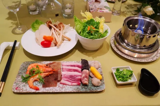 精致的小火鍋，用的是綠色燃料——乙醇。