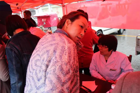 了解到有老人看病不方便，河南電臺1074綠色頻道活動小組欒老師將醫(yī)生請到老人身邊，親自為她診斷。