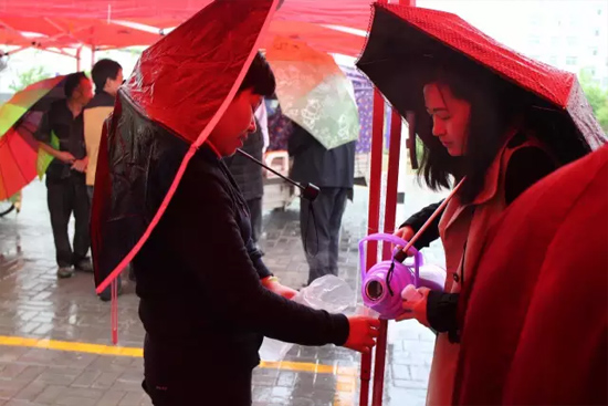 在寒冷的天氣中，為了能讓專家大夫們喝上熱水，紅改主任與柳青不斷的給大家添水。