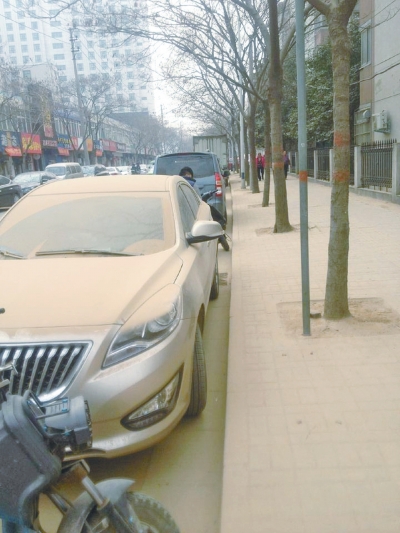 馬路灰頭土臉，停在路邊的車也蒙塵。