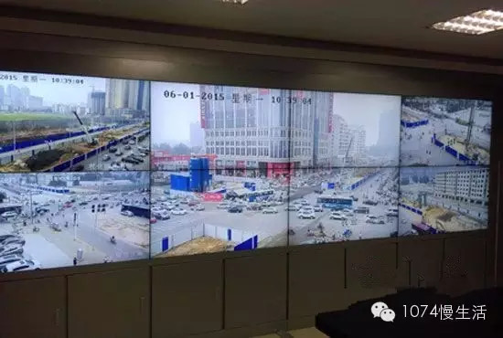 通過監(jiān)控人員操控“電子眼”調(diào)整焦距，可以看到整個工地全景