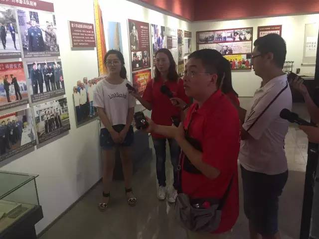 講解員向采訪團(tuán)介紹相關(guān)資料 講解員向采訪團(tuán)介紹相關(guān)資料