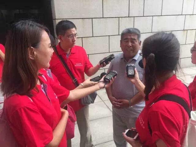 記者亞峰現(xiàn)場(chǎng)采訪 記者亞峰現(xiàn)場(chǎng)采訪