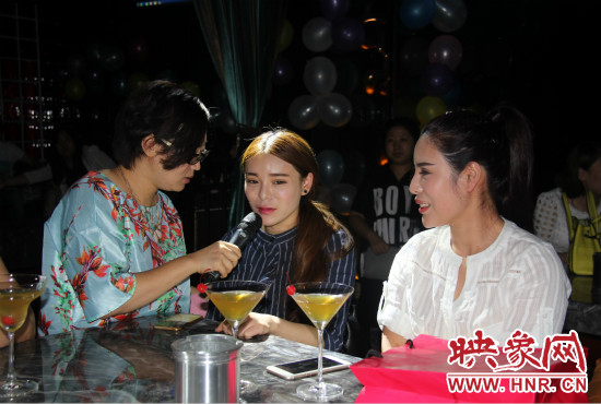 在活動(dòng)現(xiàn)場(chǎng)還有一對(duì)姐妹一起來到相親