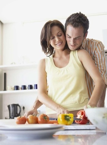 反其道而行，也對他若即若離