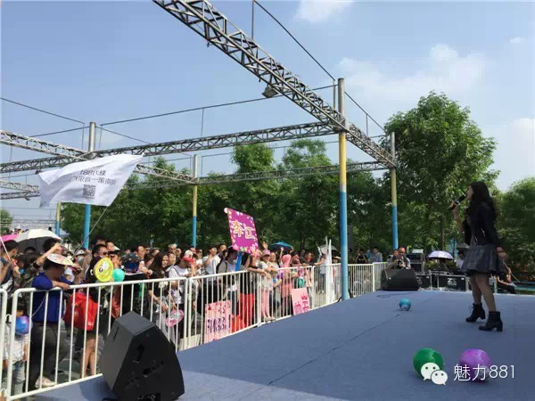 輕輕躍起、優(yōu)美身段，新聞小姐李江