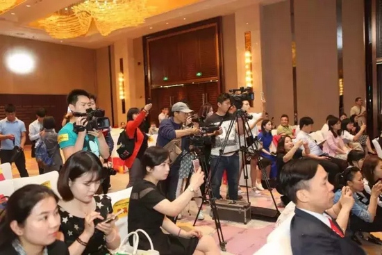 一時(shí)相機(jī)、攝像機(jī)齊閃