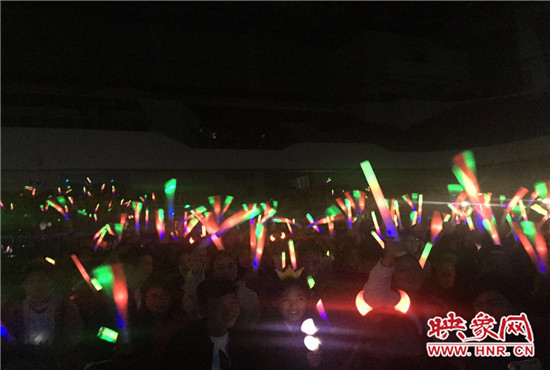 當(dāng)晚現(xiàn)場(chǎng)約2500個(gè)座位全場(chǎng)爆滿(mǎn)，還有全國(guó)各地歌迷會(huì)趕來(lái)的歌迷們。