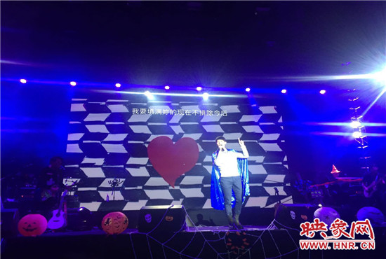 嚴(yán)爵及相信音樂(lè)旗下其他藝人賣(mài)力演出。