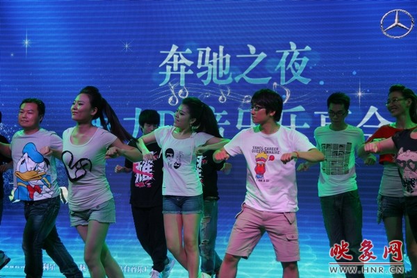 熱情洋溢的開(kāi)場(chǎng)舞，DJ們?nèi)硇耐度? complete=