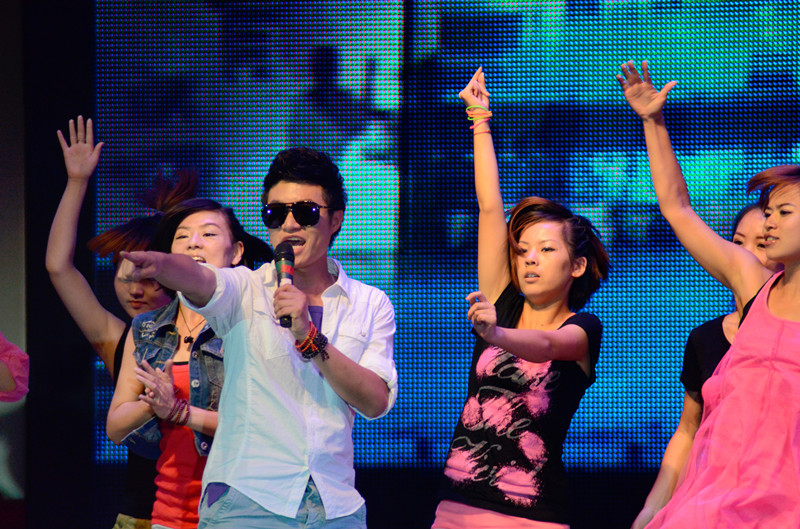 嗨！《我們一起聽歌吧》魅力881河南音樂廣播 DJ帥天 演唱曲目：《找自己》 帥呀！！