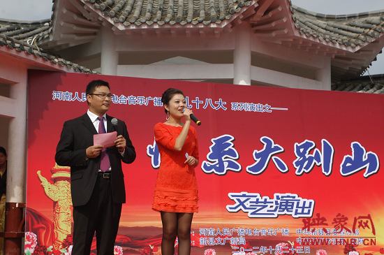 演出現(xiàn)場主持人向老人們表達節(jié)日的問候。