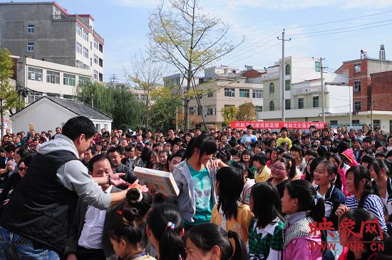 演出現(xiàn)場觀眾積極參與、氣氛熱烈。