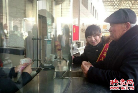 在陳思蕊的積極幫助下，老人順利的買到了發(fā)往合肥的5張車票。